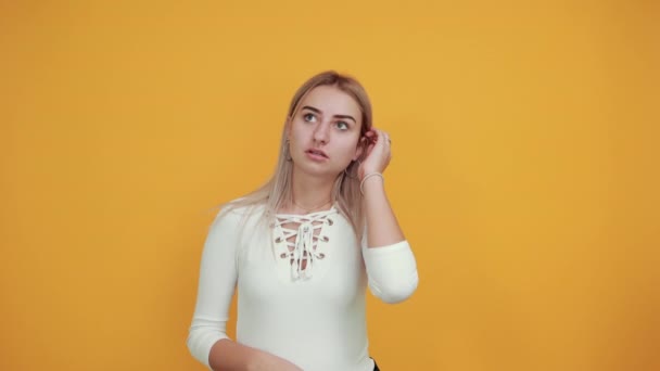 Tråkig ung kaukasiska kvinna poserar hålla hand på huvudet, huvudvärk — Stockvideo