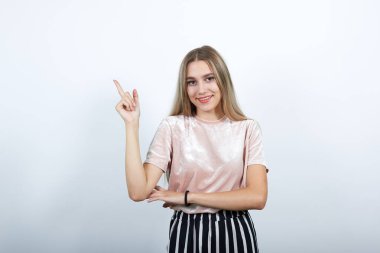 İş yerinde gösteriş yapan, günlük gömlekli çekici, traşsız bir kadın.