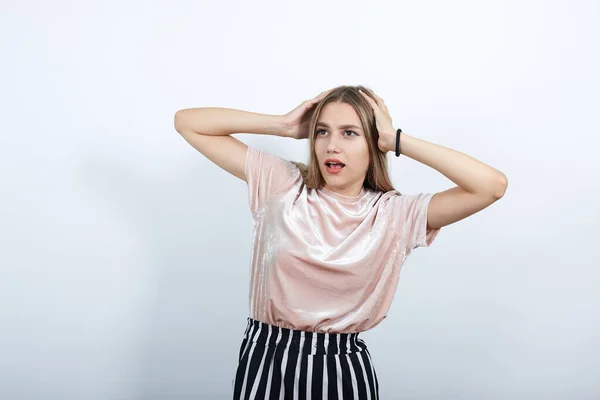 Attraente giovane bella donna cercando frustrato e prende le mani sulla testa — Foto Stock