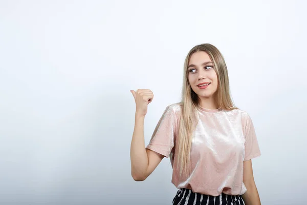 Ung gkaukasiska dam glad och pekar åt sidan — Stockfoto