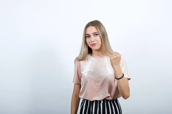 Menina muito caucasiana sobre manter os punhos para cima, olhando com raiva vestindo camisa agradável — Fotografia de Stock