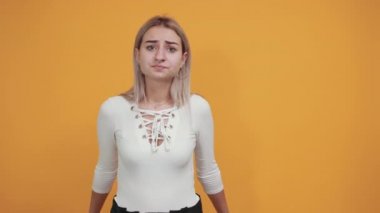 Gülümseyen, neşeli, genç bir kadının portresi ayakta yoga yapıyor.