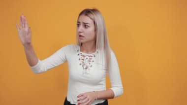 Çekici beyaz bir kadın bağırıyor ve bir şeyler söylüyor.
