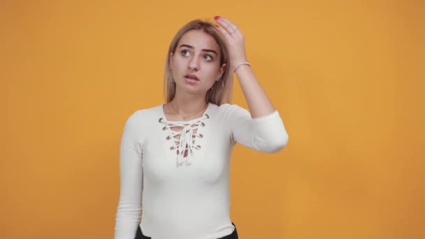 Avslappnad ung kvinna i casual kläder hålla ögon stängda, med handen bakom huvudet — Stockvideo