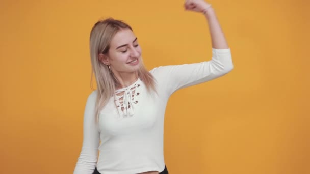 Menina bonita comemorando uma vitória na posição de vencedor, mantendo as mãos punhos para cima — Vídeo de Stock