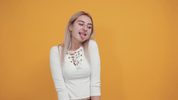 Seitenansicht einer selbstbewussten jungen Frau, die mit offenen Augen lächelt — Stockvideo