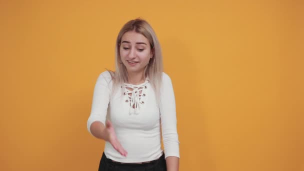 Usmějte se veselá mladá žena v ležérní košili, hledící kamera, roztažené ruce — Stock video