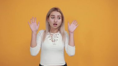 Ciddi bir genç kadın portresi. Günlük giysiler içinde. Durma hareketini avuç içi ile gösteriyor.