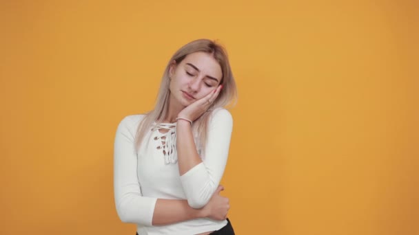 Krásná dívka v košili strach a šok, zívání pokrývající ruce ústa — Stock video