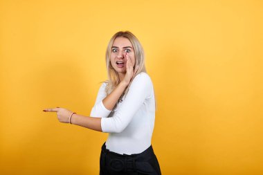 Çekici bir kadın bağırıyor, bir şeyler söylüyor, el ele tutuşuyor.