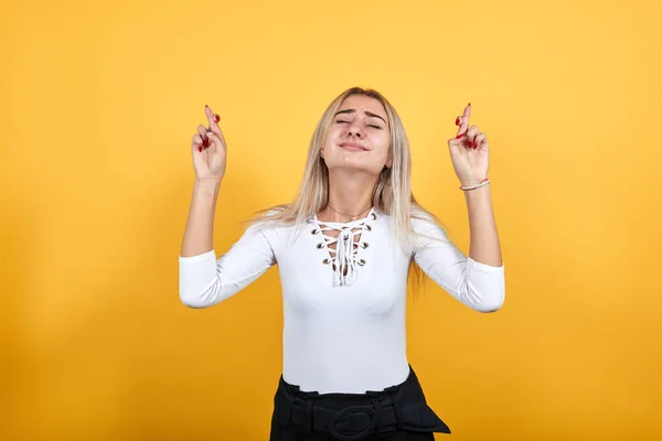 Snygg kvinna väntar på speciella ögonblick hålla fingrarna stängda — Stockfoto