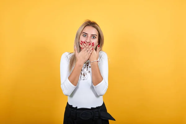 Chica morena mirando sorprendido, aburrido de cubrir las manos en la boca — Foto de Stock