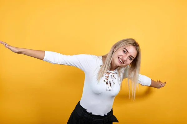 Lachende junge Frau in lässiger Kleidung, stehend und Händchenhaltend — Stockfoto