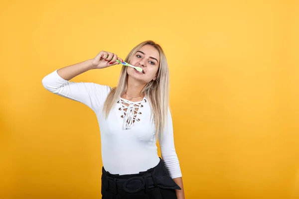 Fermez la brosse de maintien de liaison. Soins de santé cosmétique procédures concept . — Photo