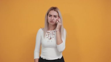 Çekici bir kadının cep telefonuyla konuşma ve küfür sorunları var.