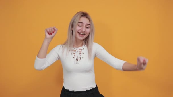 Hezká dívka slaví vítězství na vítězné pozici, drží ruce vzhůru — Stock video