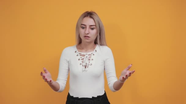 백인 매력적 인 소녀가 어깨를 들면서 중요하지 않은 몸짓을 하는 모습 — 비디오