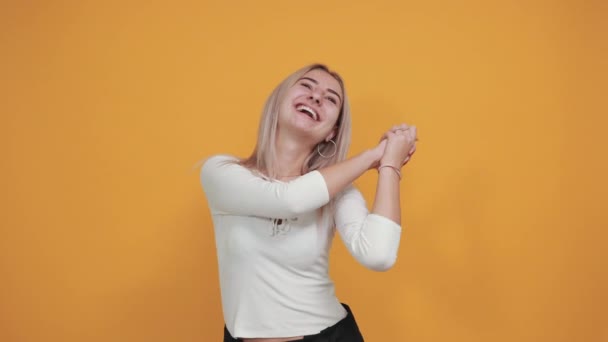 A hölgy úgy néz ki, boldog és izgatott csinál győztes gesztus tartja hüvelykujját az álla alatt — Stock videók
