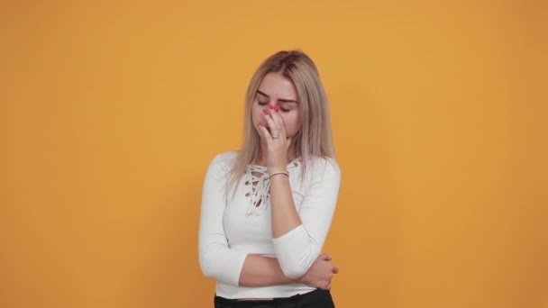 Muito jovem mulher loira caucasiana olhando engraçado, pensando sobre a questão — Vídeo de Stock