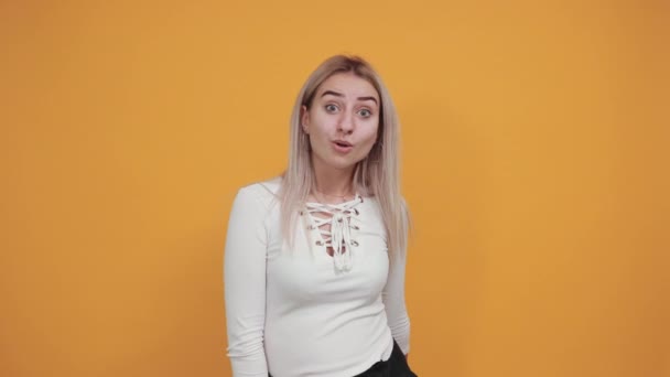 Docela atraktivní kavkazská mladá dívka drží pěst nahoru, vypadá šťastně — Stock video