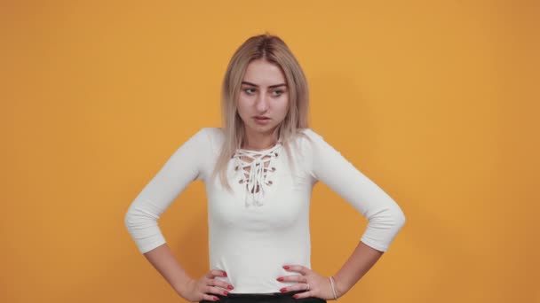 Usmějte se veselá mladá žena v ležérní košili, hledící kamera, roztažené ruce — Stock video