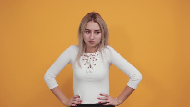 Sorria alegre jovem mulher na camisa casual, olhando câmera, estendendo as mãos — Vídeo de Stock