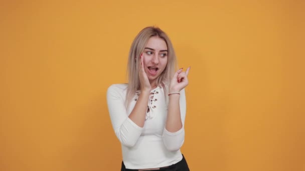 Atraktivní mladá žena dělá pochybovačné gesto, vypadá zmateně — Stock video