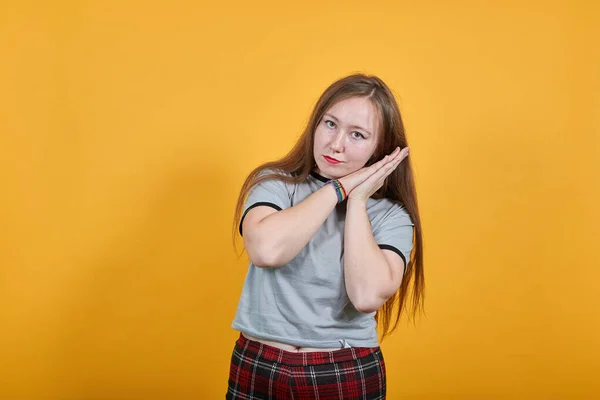 Prachtig jong Kaukasisch meisje maken slaap gebaar in dorable uitdrukking — Stockfoto