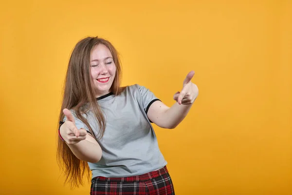 Chica atractiva manteniendo los dedos directamente, ojos cerrados, sonriendo —  Fotos de Stock