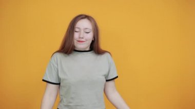 Güzel, genç, beyaz bir kız uyku jesti yapıyor.