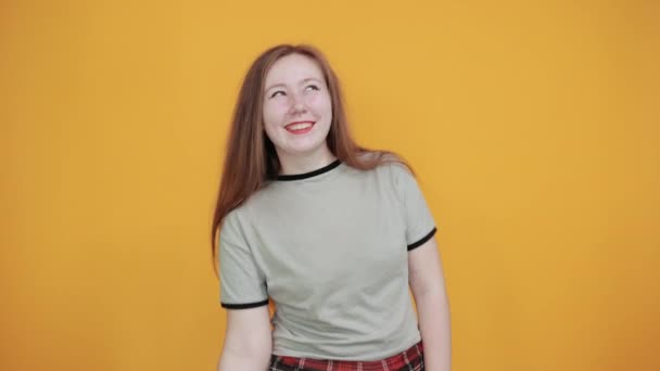 Atraktivní mladá žena drží pěst nahoru, dělá ano gesto s pěkným účesem — Stock video