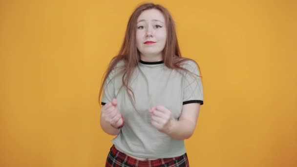Muito jovem caucasiano senhora mantendo punhos no peito parece feliz, engraçado — Vídeo de Stock