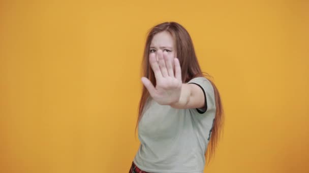 Πορτρέτο της γυναίκας σε casual ρούχα δείχνει στάση χειρονομία με παλάμη — Αρχείο Βίντεο
