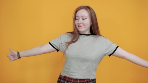 Femme attrayante montrant un geste correct, gardant le pouce levé, souriant — Video