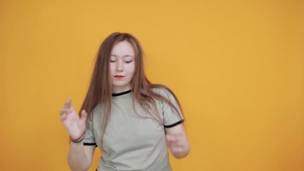 Retrato de mulher jovem olhando câmera, segurando o cabelo, olhando diretamente — Vídeo de Stock