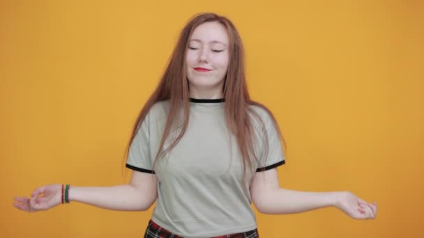 Elegante dama esperando momento especial manteniendo los dedos cruzados ojos cerrados — Vídeo de stock