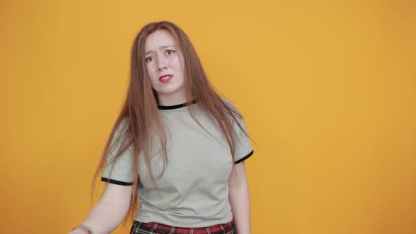 Ontspannen jonge vrouw in casual kleding houden hoofd opzij, met de hand op het voorhoofd — Stockvideo