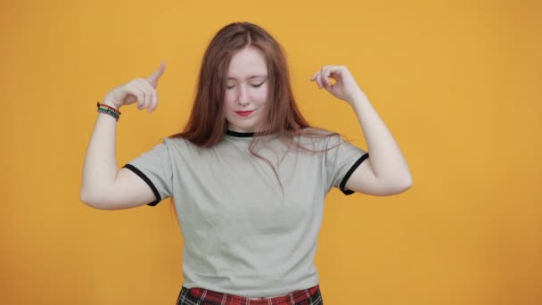 Attractive woman looking funny and takes fingers on head, closed eyes — Stock Footage Attractive woman looking funny and takes fingers on head, closed eyes Royalty Free Stock Video