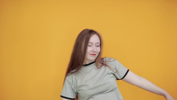 Радостная молодая женщина в повседневной одежде поднимает руки с закрытыми глазами — стоковое видео