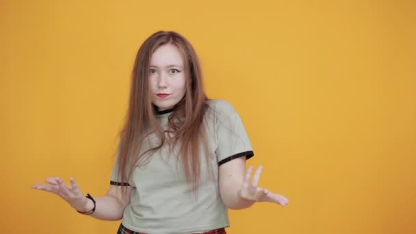 Attraktiv kvinna hålla händerna korsade, gör ingen gest — Stockvideo