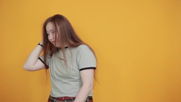 Mooie vrouw dragen mooi shirt kijken gefrustreerd en neemt handen op hoofd — Stockvideo