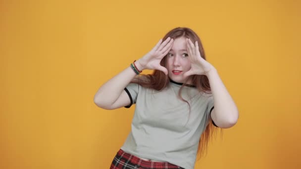 Atractiva joven bonita mujer divertida mirada frustrado y toma las manos en la cabeza — Vídeo de stock