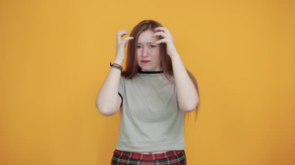 Ontspannen vrouw in casual kleding houden ogen geopend, met de handen achter het hoofd — Stockvideo