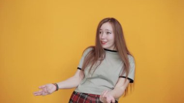 Güzel beyaz kadın el ele tutuşuyor, reklam için yer açıyor.