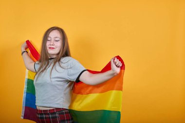 Gözlerini kapatan, ellerini açıp Lgbt bayrağını örten kadın portresi