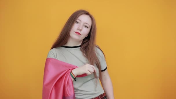 Vrouw wijzen vingers opzij als pistool, houden biseksueel, met regenboog bracele — Stockvideo