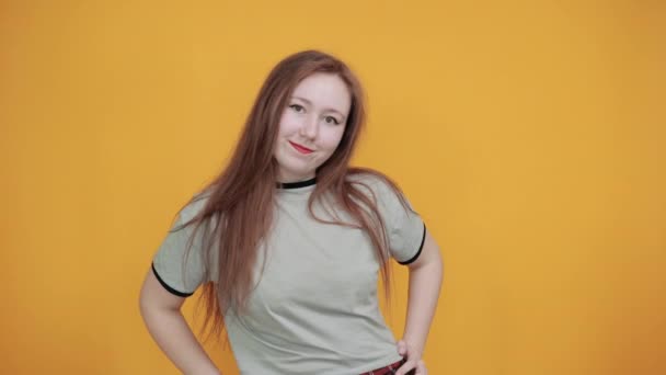 Ung attraktiv kaukasiska kvinna i fina kläder visar form hjärta med händer — Stockvideo