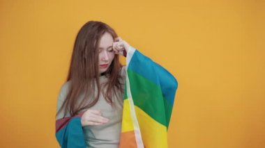 Sevimli kadın elinin portresi yanak kaplaması Lgbt bayrağını kapatıyor