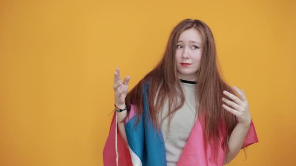 Vrouw met open ogen, met de hand achter het hoofd, overdekte biseksuele vlag — Stockvideo