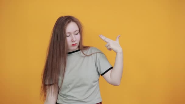 Vrouw wijzen vingers naar het hoofd, schiet zichzelf, met regenboog armband bij de hand — Stockvideo